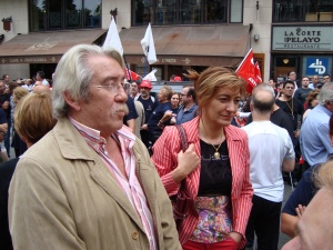 El portavoz socialista y la alcaldesa de Langreo con los obreros de Vesubius